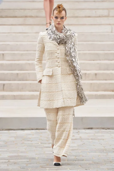 Look 25